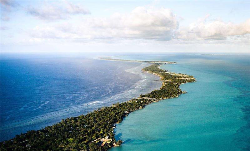 图瓦卢是南太平洋中的一个岛国,全境由9个环形珊瑚岛群组成,陆地面积