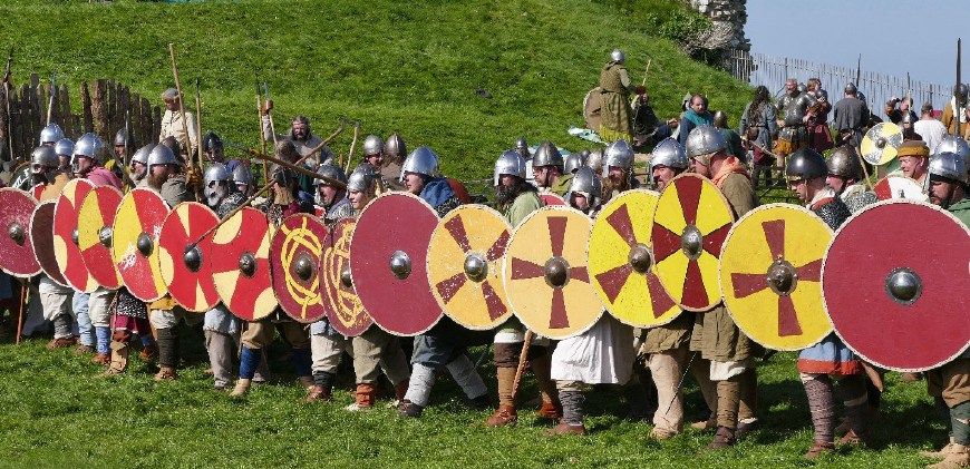 维京战士组成盾墙抵挡箭雨重现一千多年前北欧蛮族传奇