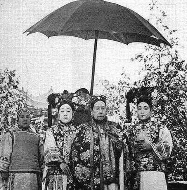 慈禧太后的两位女官都不得善终她们就是德龄和容龄两姐妹