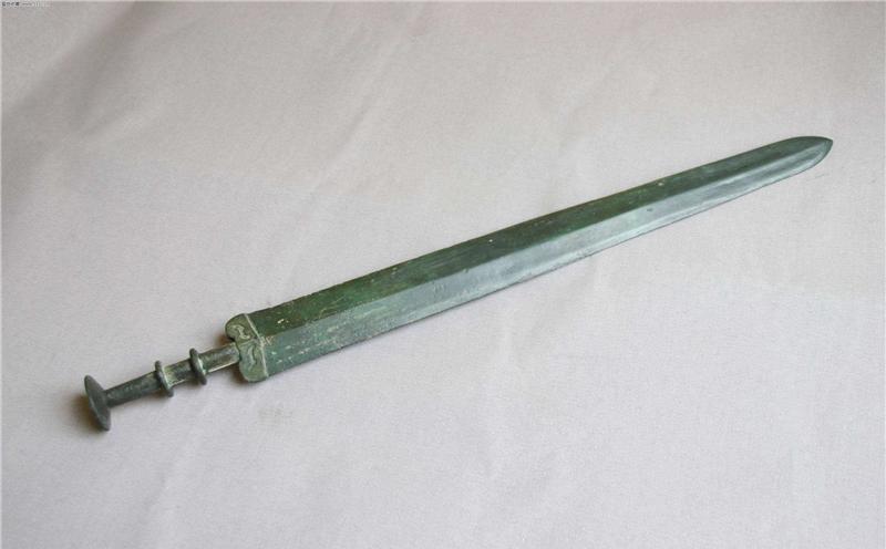 但是从这把青铜剑中我们得知秦朝所制的武器都有出乎意料的优良性能