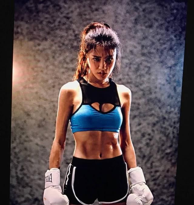 花不弃彭渤晒健身照腹肌马甲线全都有难怪轻松抱起林依晨