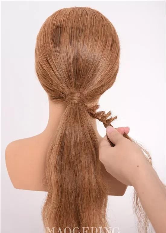 将头发梳顺 所有头发收到后发际线处扎低马尾 取一缕头发缠绕在皮筋