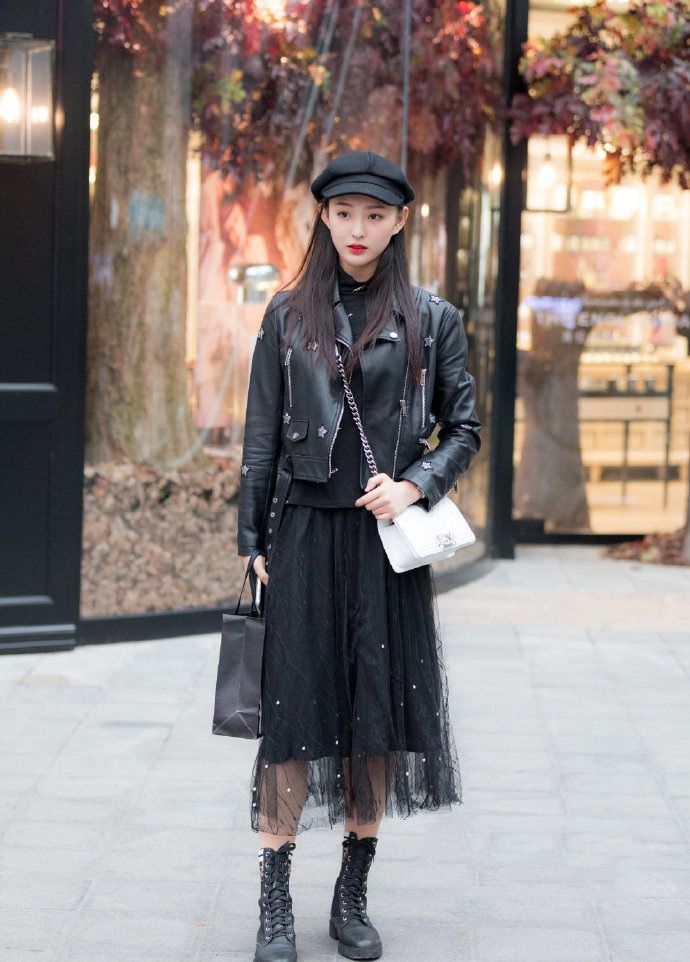 街拍:小姐姐穿黑色皮衣搭配薄纱裙,帅气而不失女人的柔美