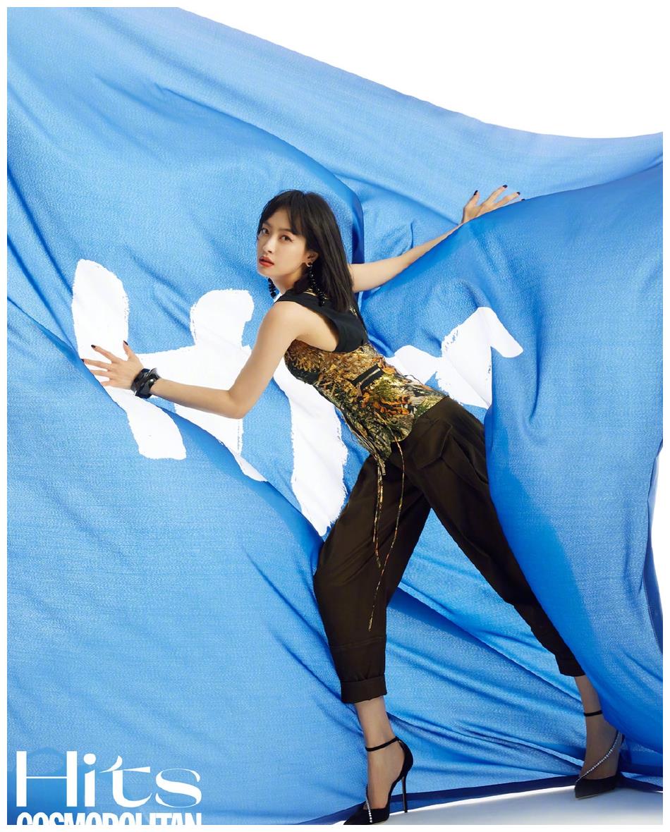 宋茜拍摄大片变身运动少女 一头短发戴拳击手套又飒又美