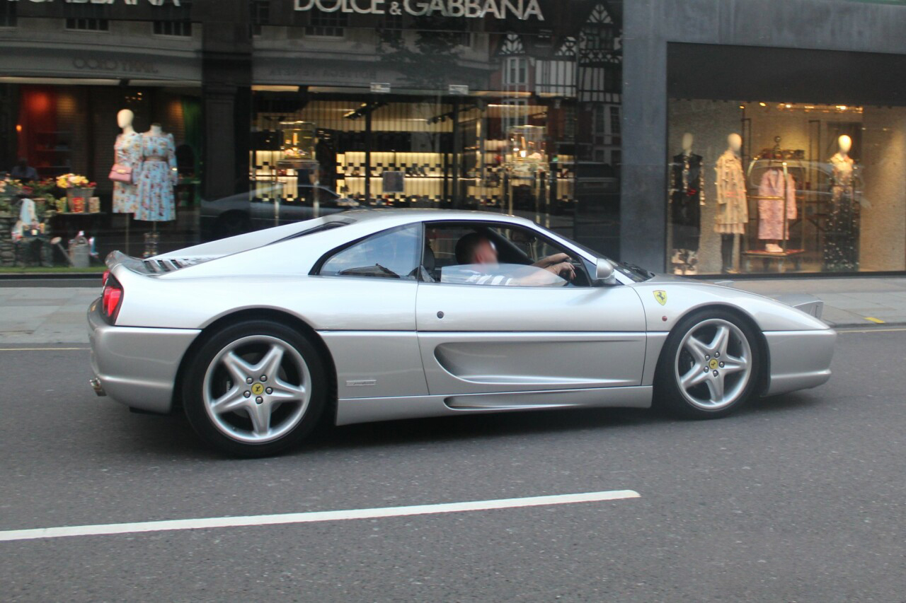 经典的翻灯设计,银色翻灯法拉利跑车