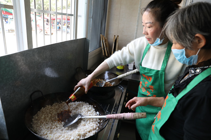 她为空巢老人学会做饭,一顿最多做120人饭菜,之前都是妈妈做饭