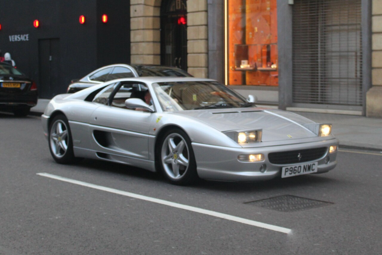 经典的翻灯设计,银色翻灯法拉利跑车