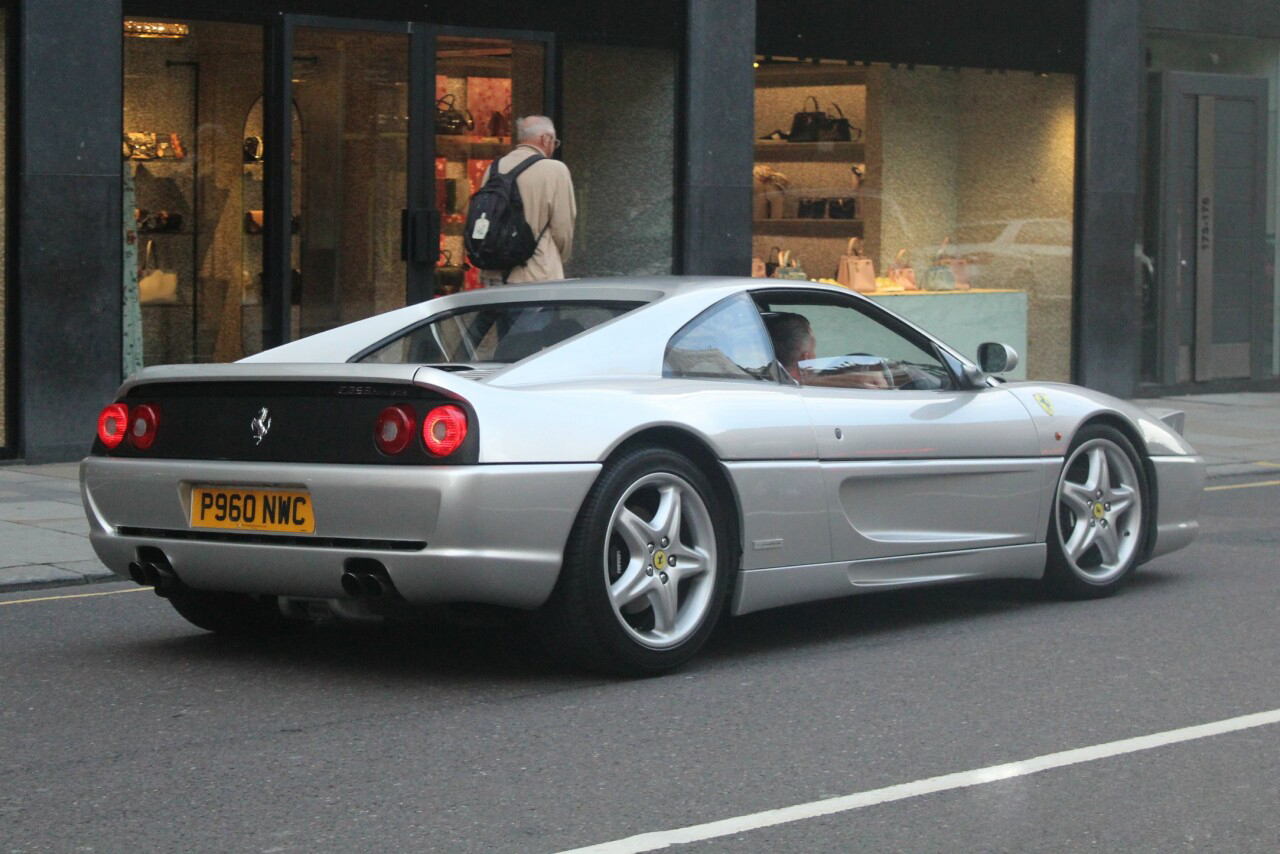 经典的翻灯设计,银色翻灯法拉利跑车