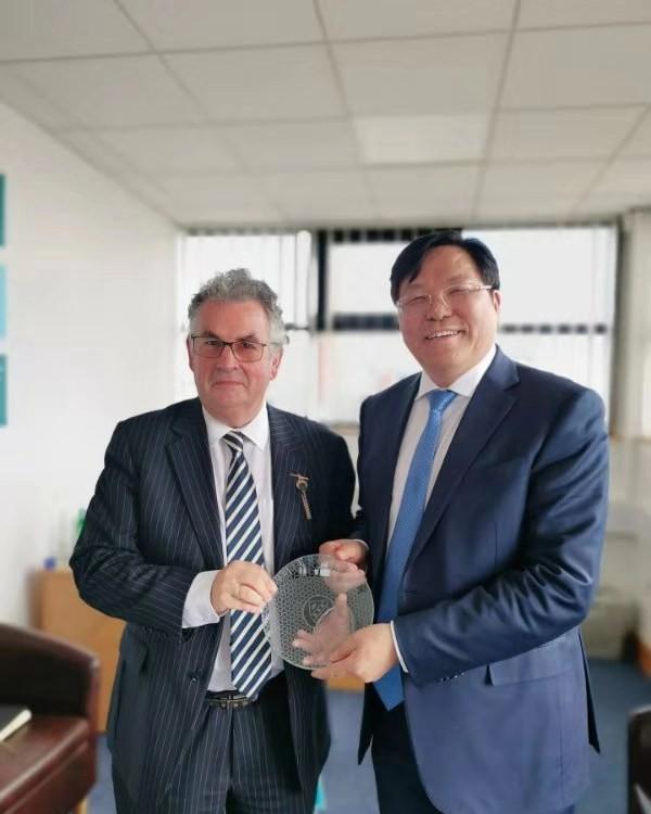 在英国威尔士三一圣大卫大学校长办公室,汉口学院董事长罗爱平教授与