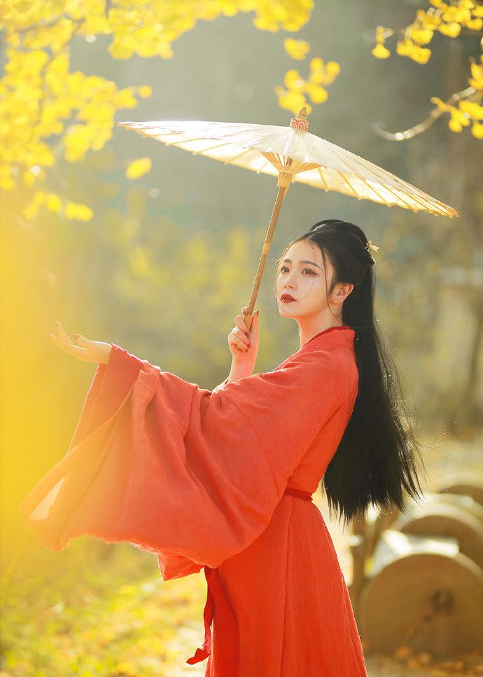 小姐姐身穿古装,像梦中仙子一般,真是美的一塌糊涂