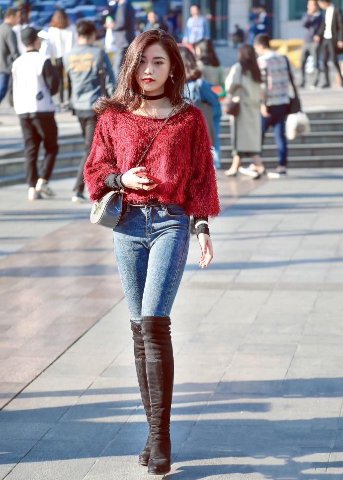 街拍:穿着过膝长筒靴的美女,肤白貌美笑容甜,展现骄人气质