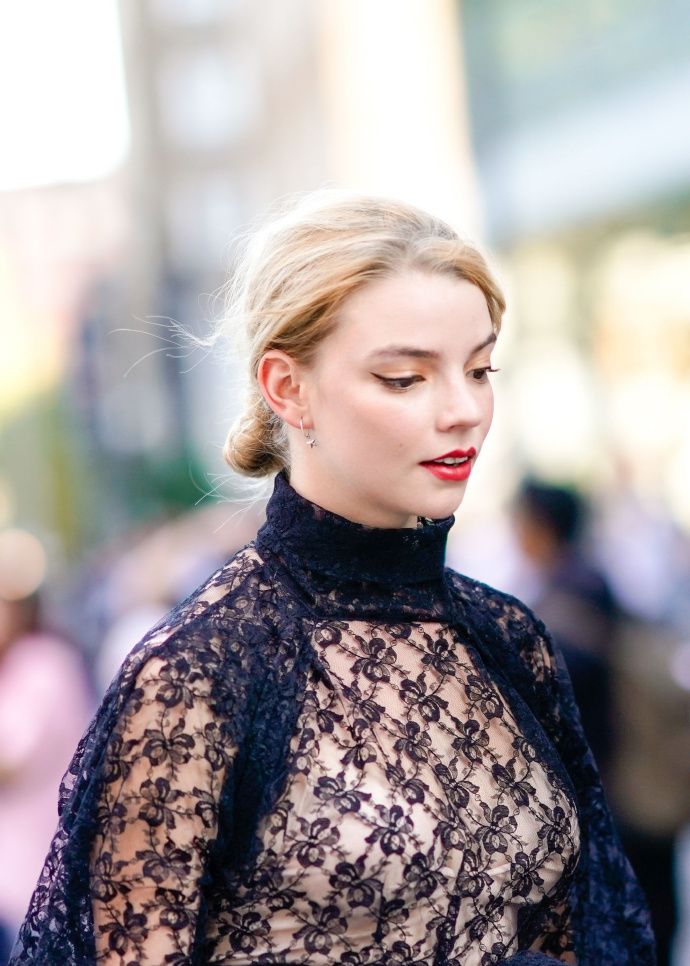 女巫Anya Taylor-Joy安雅·泰勒-乔伊现身观秀的高清美图_新浪新闻