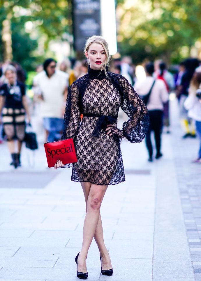女巫Anya Taylor-Joy安雅·泰勒-乔伊现身观秀的高清美图_新浪新闻