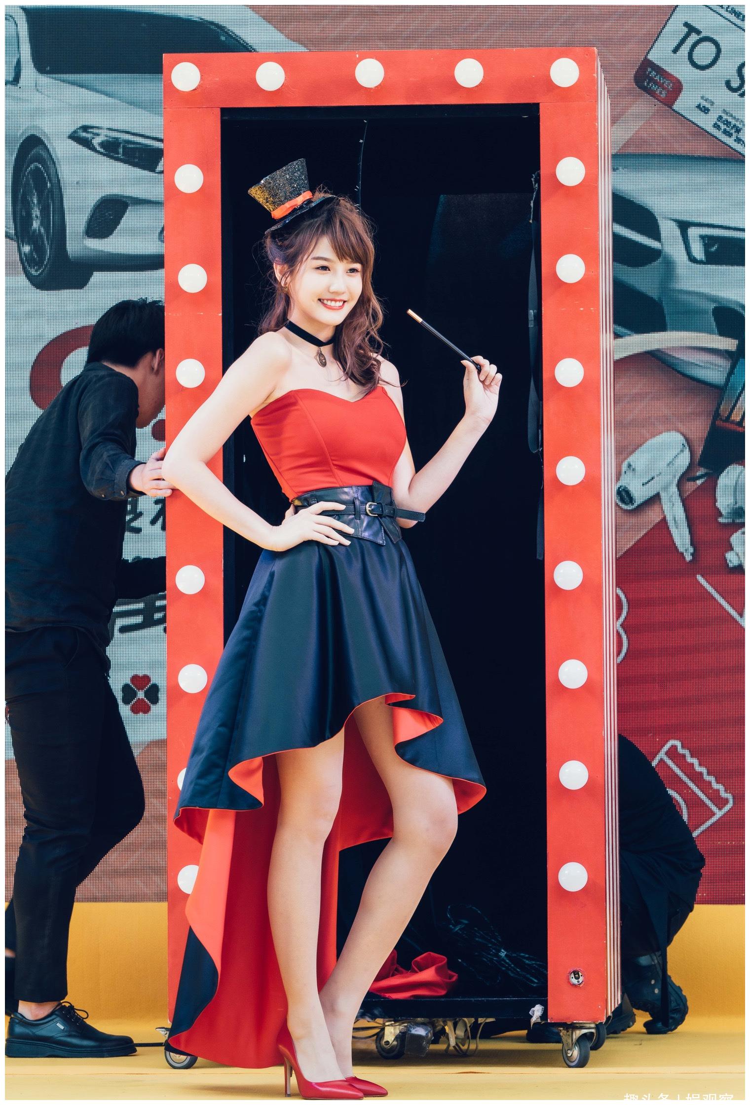 朱主爱出席活动从魔术箱现身 现场透露新歌计划