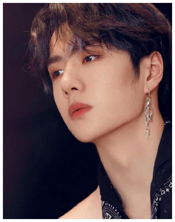 王一博画了浓妆为何"不娘"?当看到他的表情后,"奶精"本精了