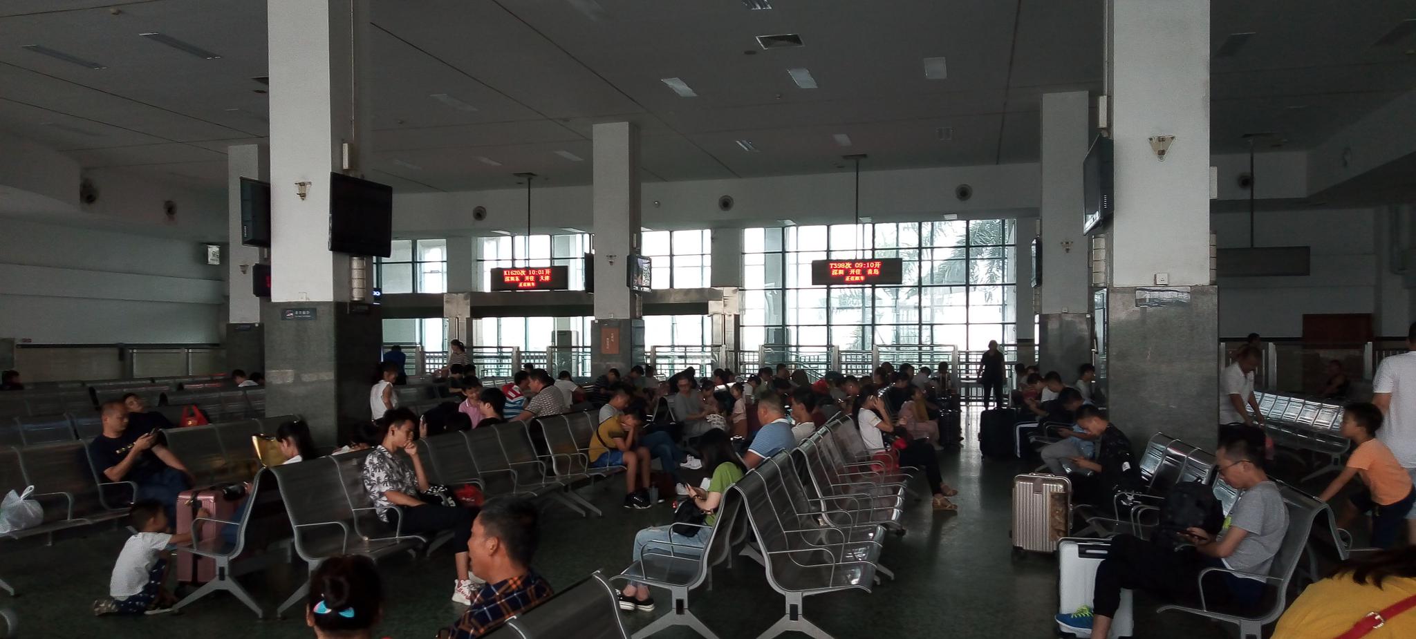 惠州火车站内拍,暑假坐火车出去玩也不错呢