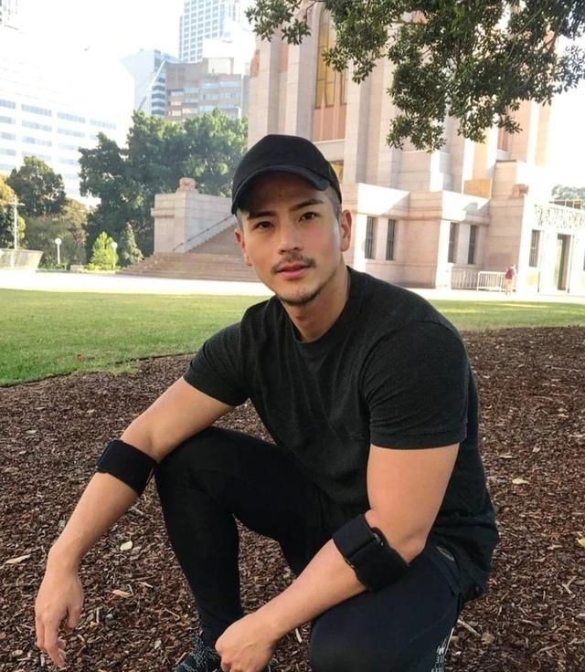 身材健壮的帅哥,留起胡子瞬间变身气质儒雅的型男大叔