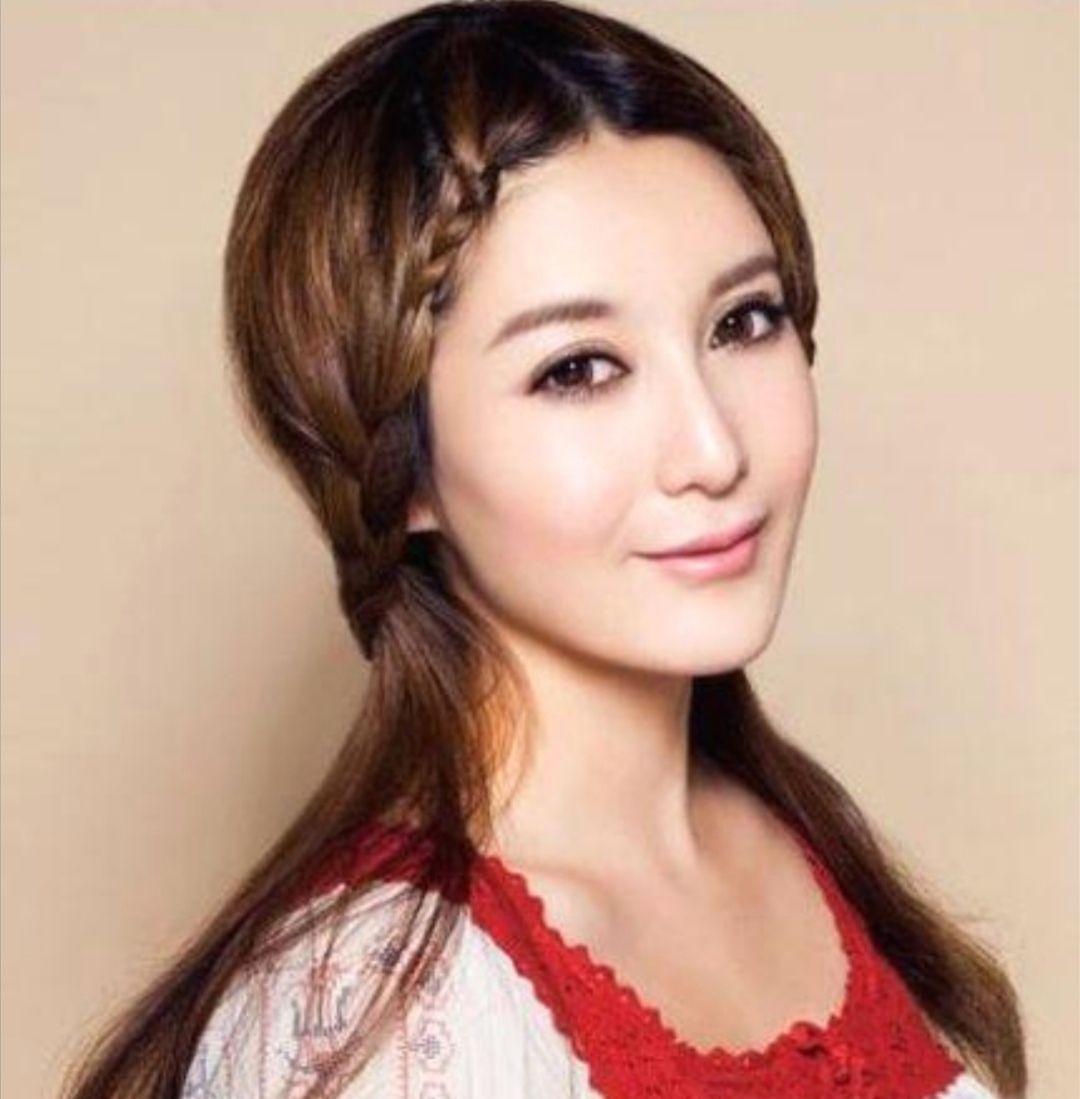 村里有个姑娘叫小芳长的好看又善良,一双美丽的大眼睛辫子粗又长