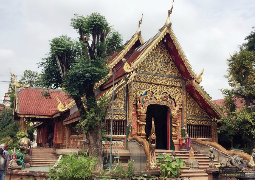 柴孟昆寺,清迈最古老的寺庙之一,有很多虔诚的信众前来拜佛