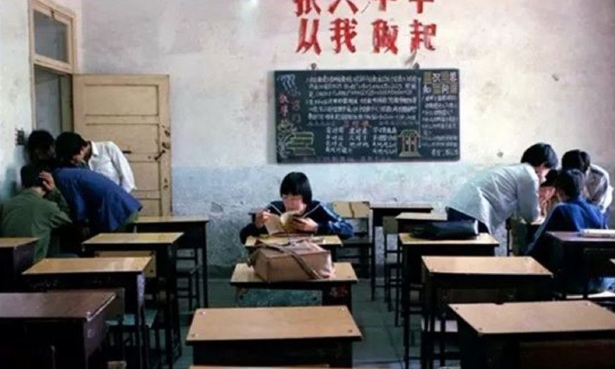 八十年代的校园生活是怎样的?一组老照片带你回忆曾经的学生时代|学霸|大学生|校服|吸尘器|女生_新浪新闻