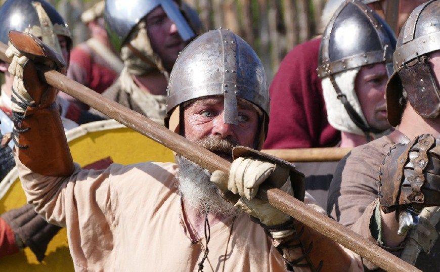 维京战士组成盾墙抵挡箭雨重现一千多年前北欧蛮族传奇