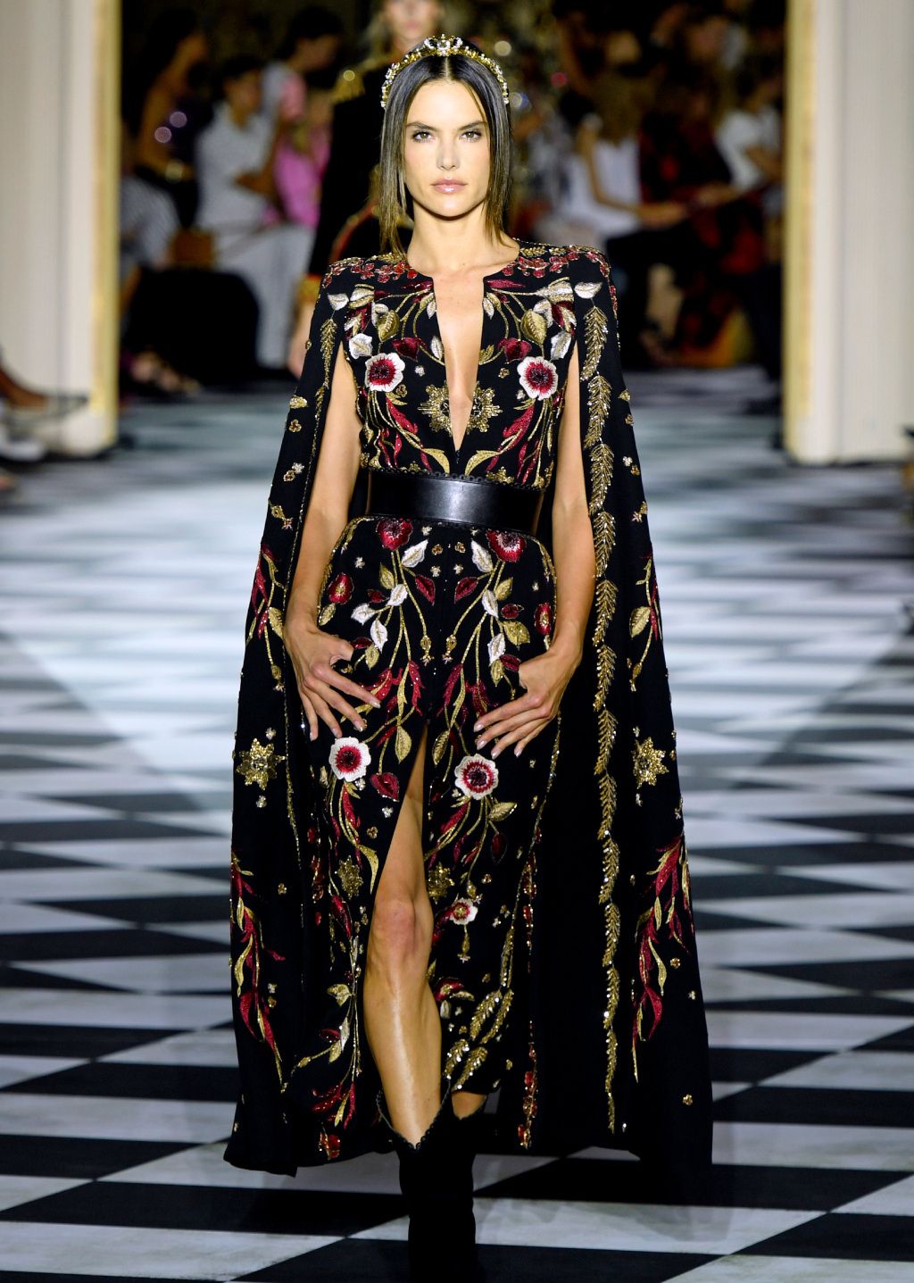 超模亚历山大安布罗休为巴黎时装周走秀2套服装被她完美驾驭