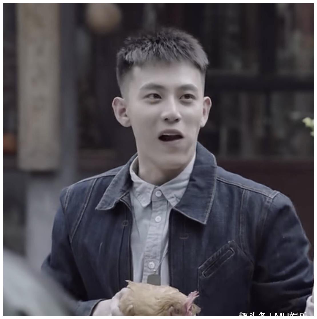 欧强扮演者原名陈希郡,因某唱歌软件而在网络走红后出道.