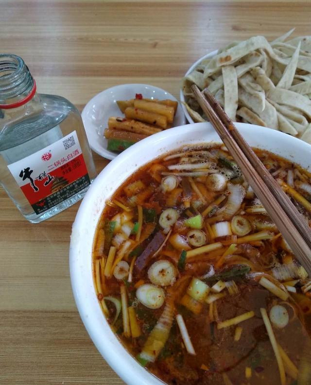 洛阳大骨牛肉汤馆喝6元汤一小瓶二锅头酒年底了自己犒劳自己