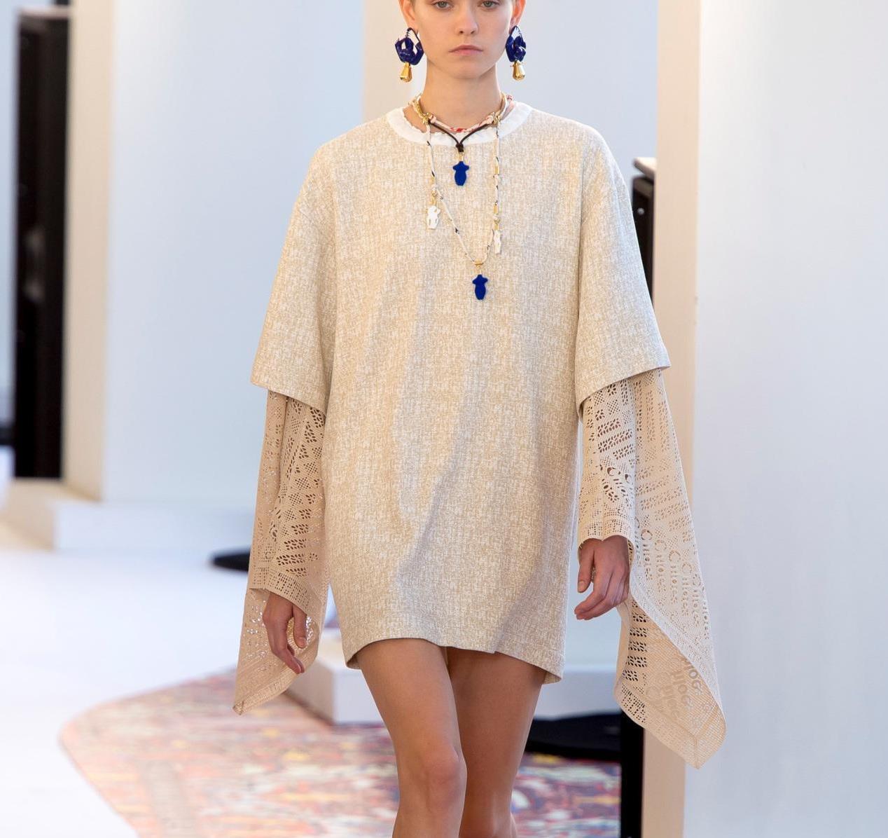 欧美小姐姐是这么搭衣服的,亮点在饰品上,穿搭还能这么玩吗