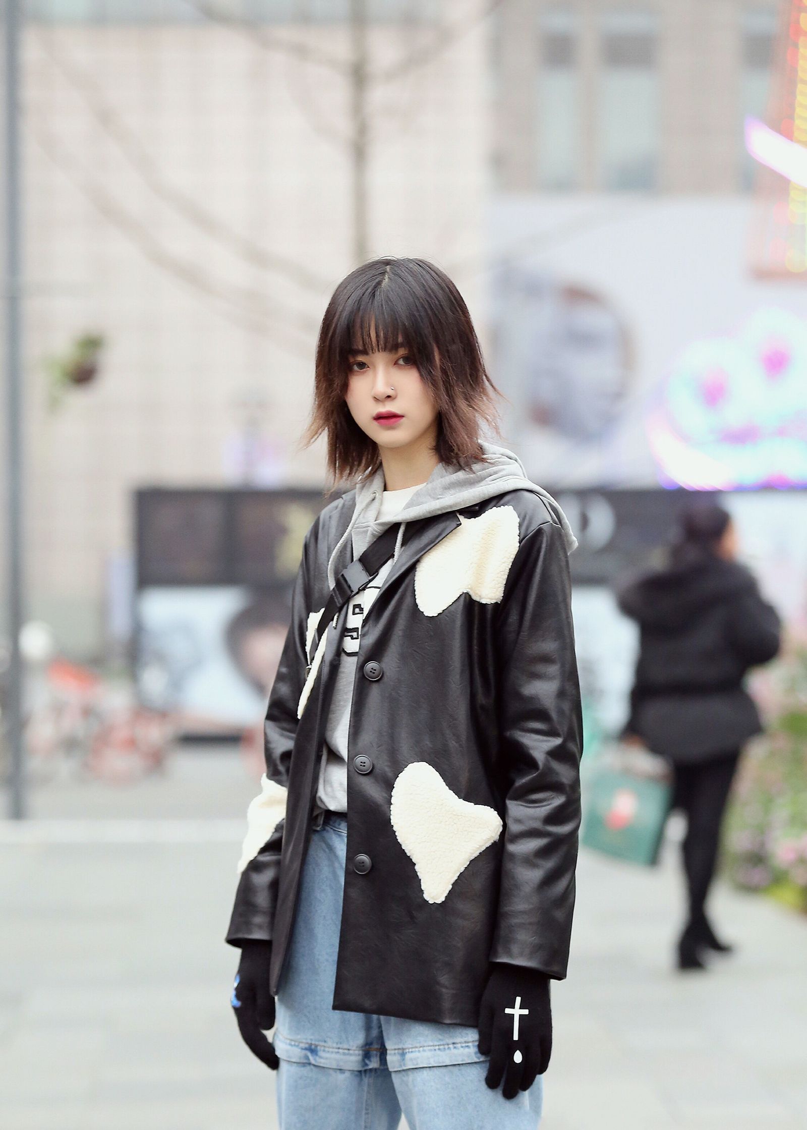 街拍:这么跟你说吧,这个冬天有多冷,穿皮衣的小姐姐就有多酷!