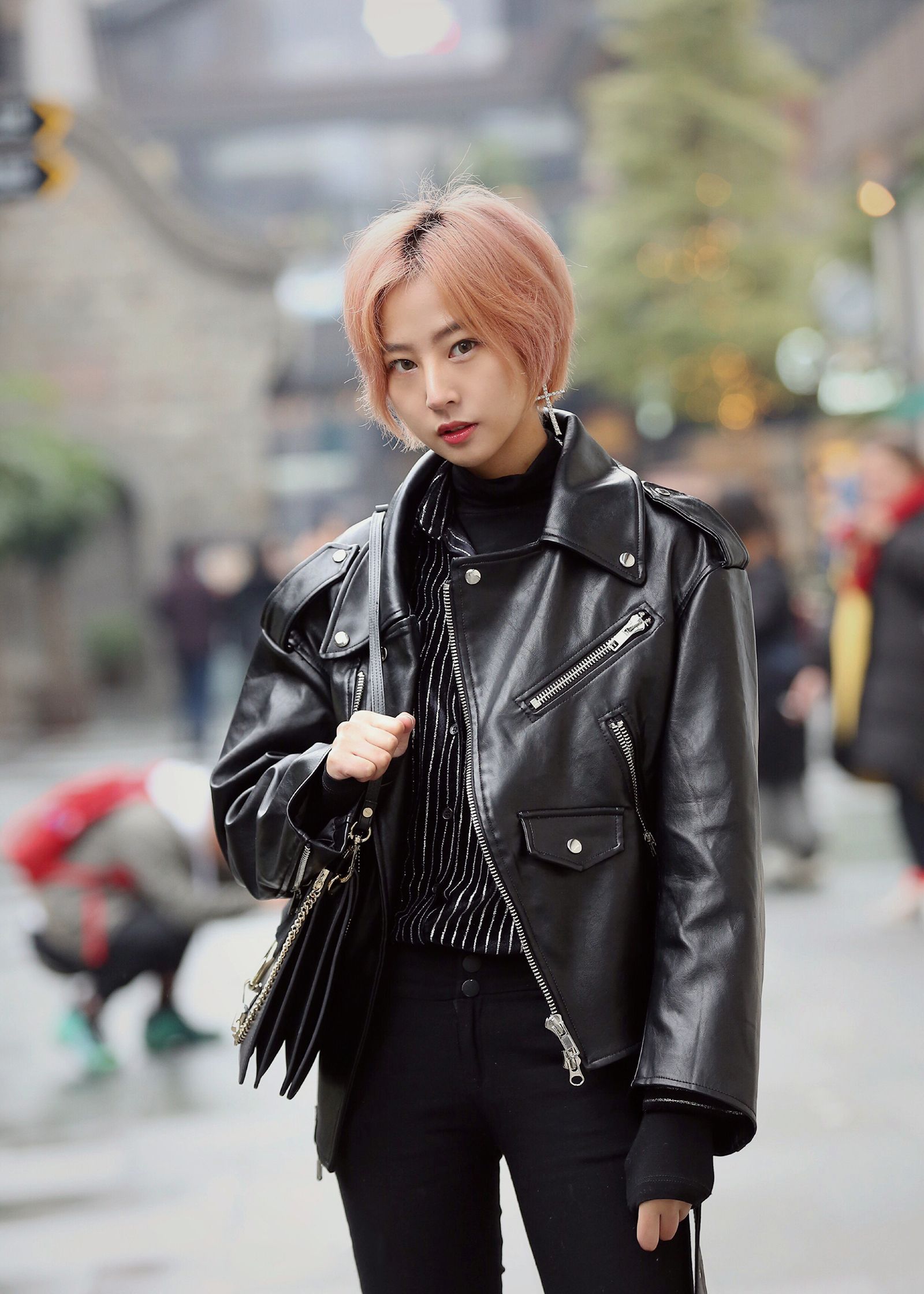 街拍:这么跟你说吧,这个冬天有多冷,穿皮衣的小姐姐就有多酷!