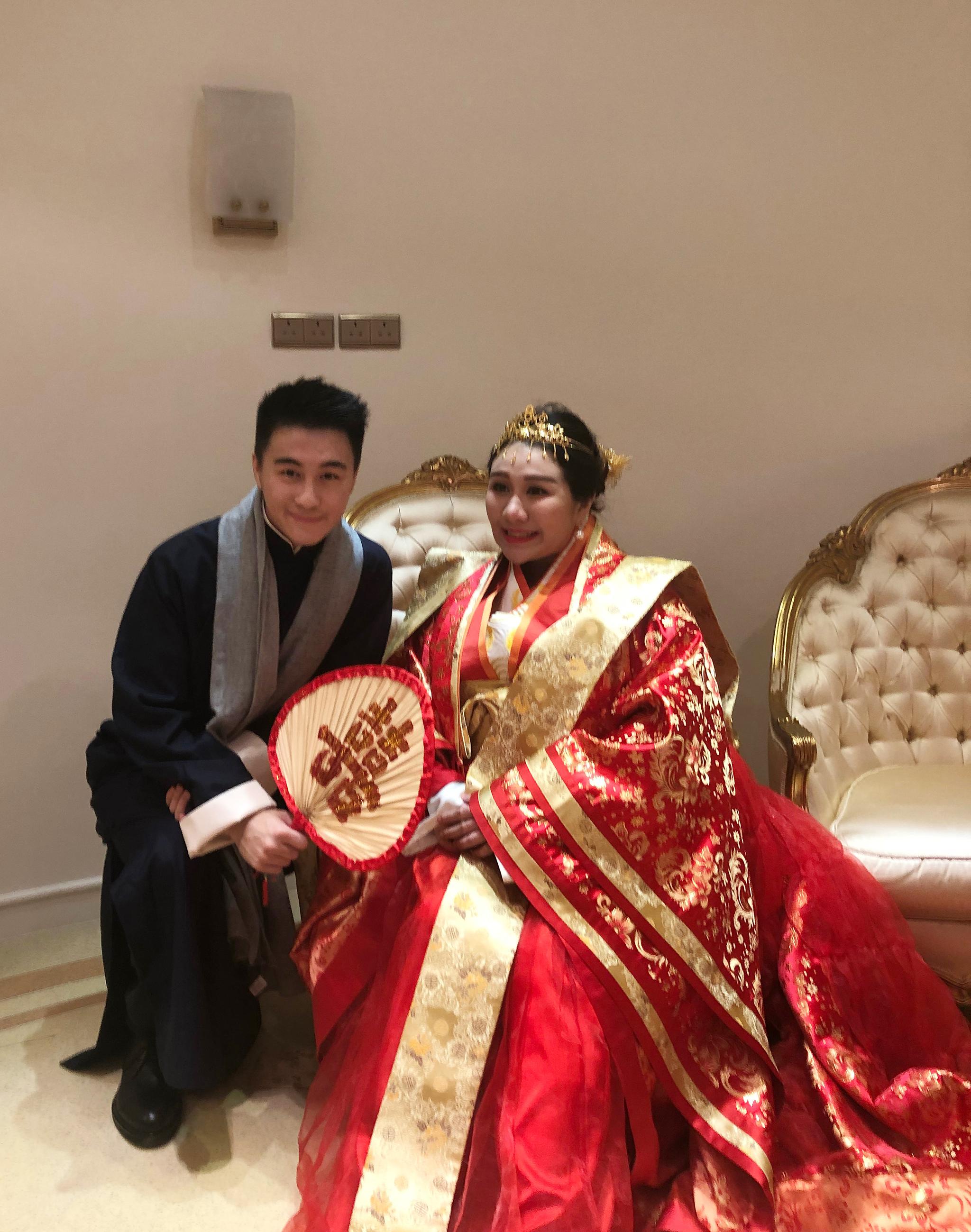 赌王之子,超模奚梦瑶男友何猷君在网上晒出一组何超盈过大礼的照片,看