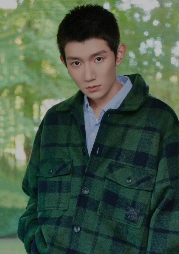 第六位寸头依然帅的男星:王源,他在在考上伯克利之后,直接剃平头表示