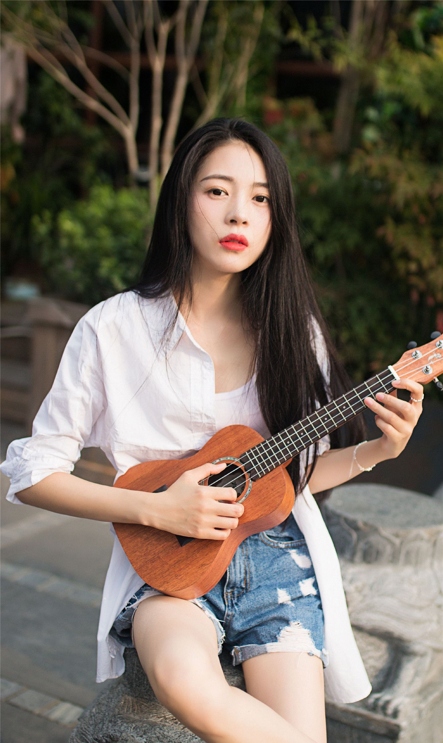 弹吉他的女生很迷人图片