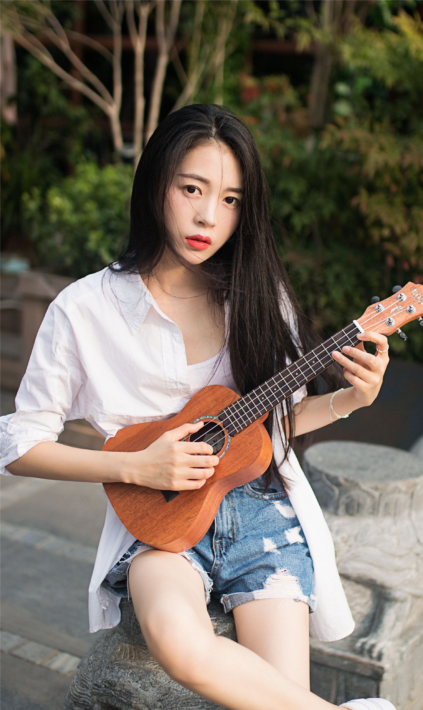 人像摄影:长发女孩独自弹着吉他,修长美腿成为亮点