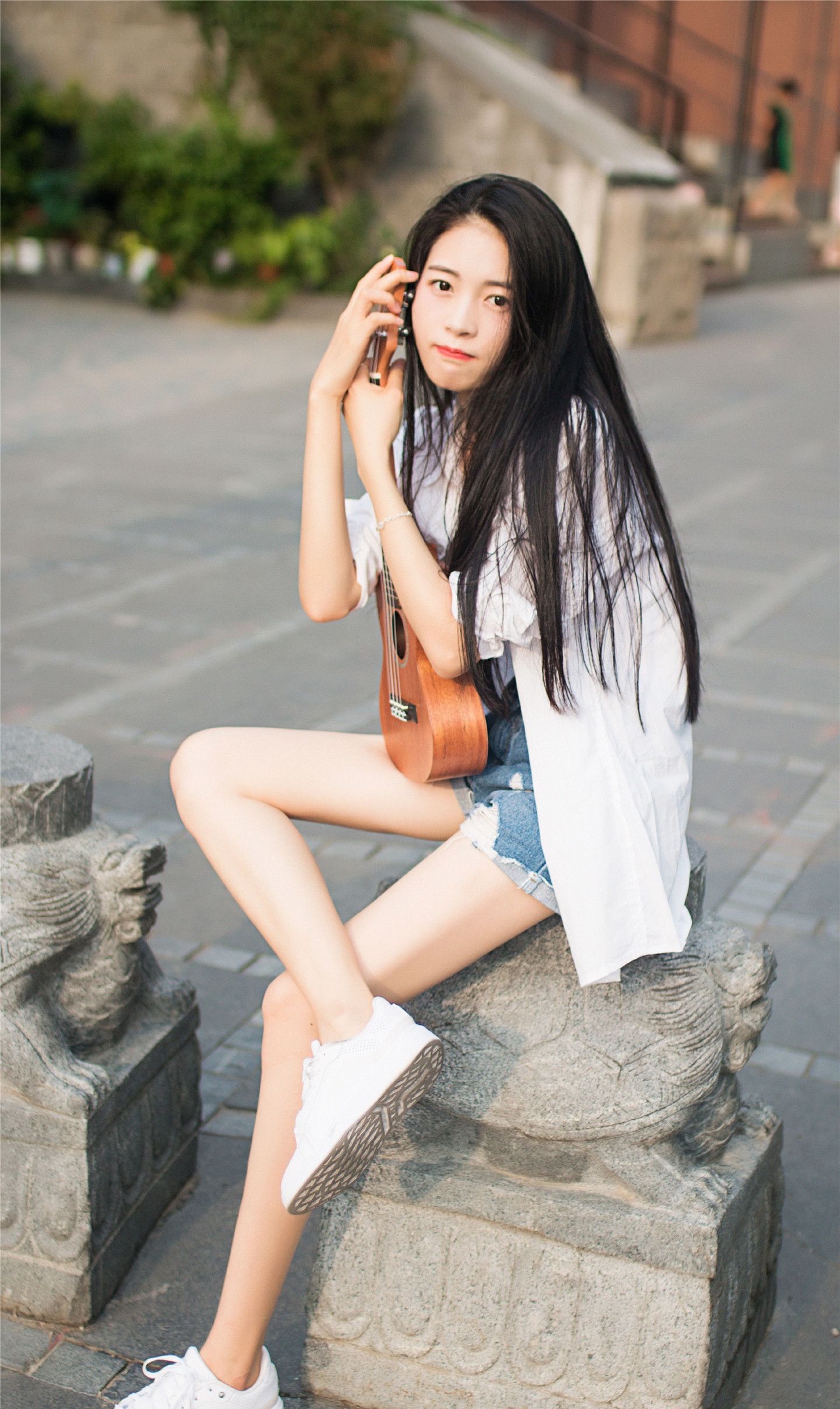 人像摄影:长发女孩独自弹着吉他,修长美腿成为亮点