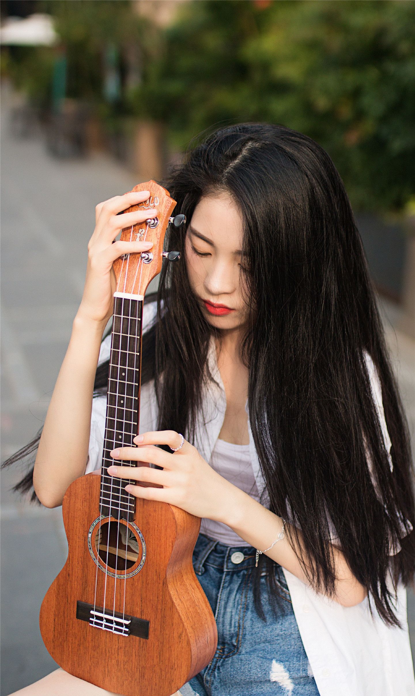 人像摄影:长发女孩独自弹着吉他,修长美腿成为亮点