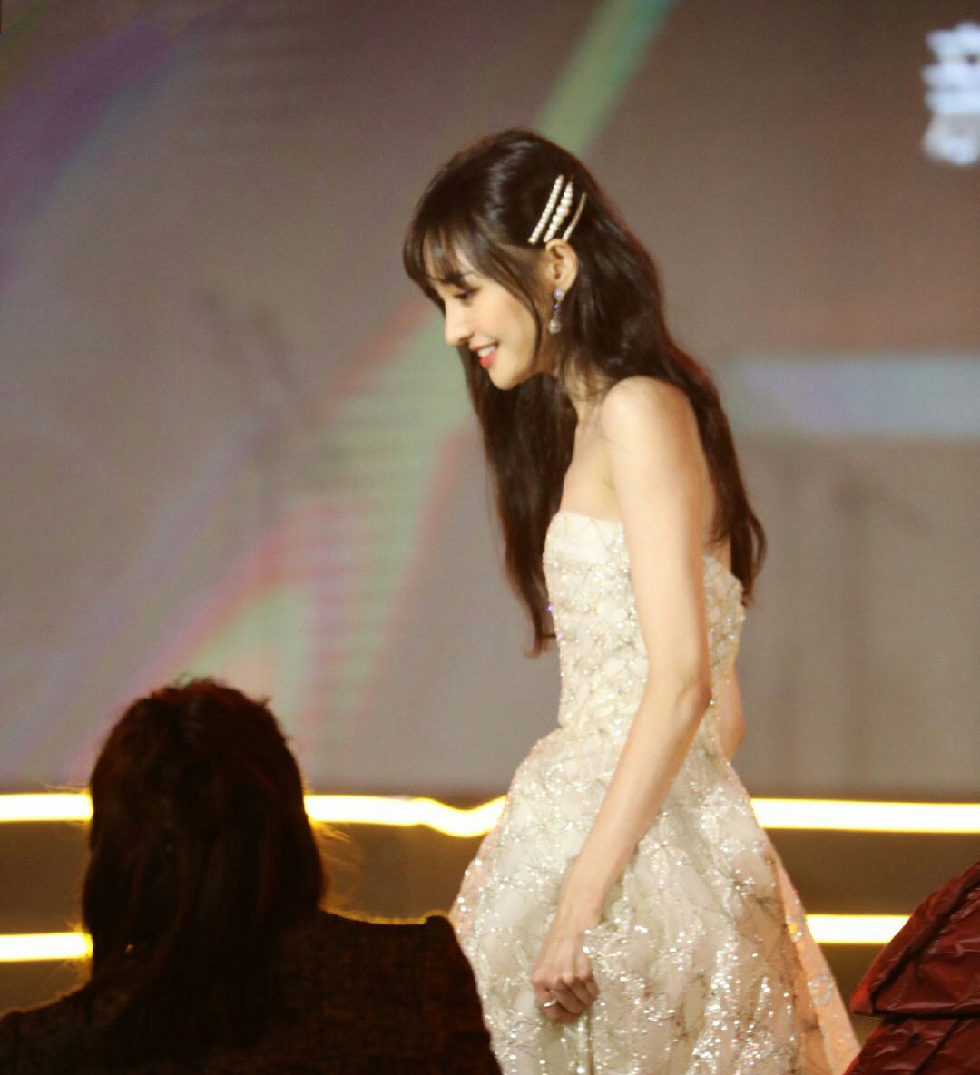 郑爽在金骨朵影视盛典上白色镂空裙的造型,引得粉丝好评一片