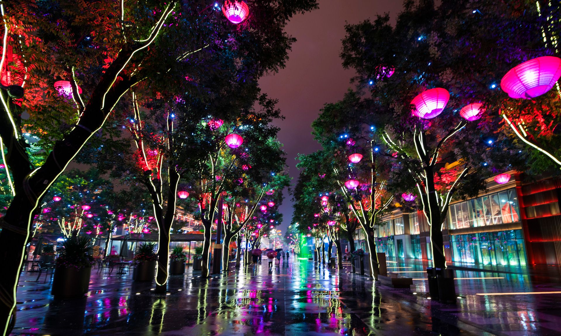 雨中的西安大唐不夜城别有一番风味,雨中的灯光映射出古都的美