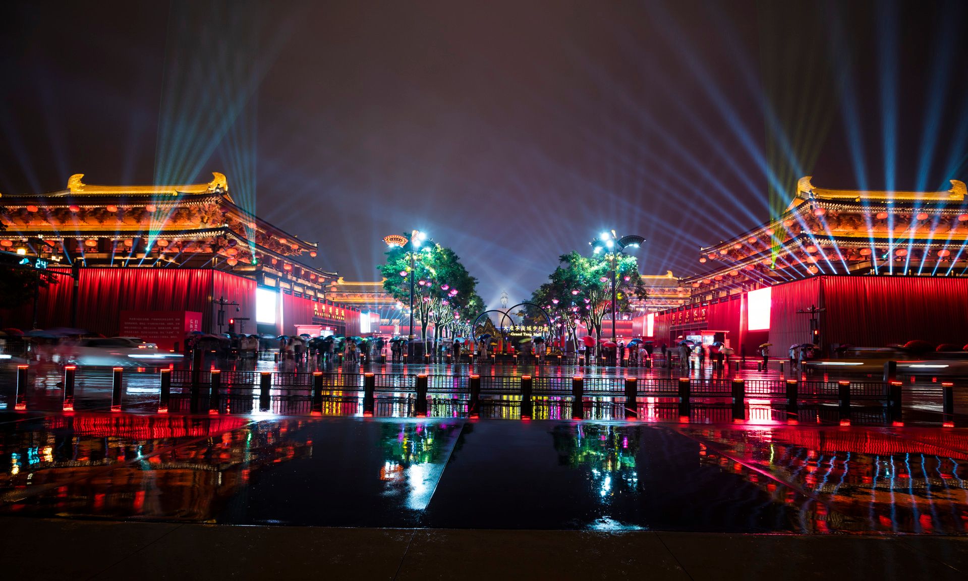 雨中的西安大唐不夜城别有一番风味,雨中的灯光映射出古都的美|大唐不夜城|雨中|西安_新浪新闻