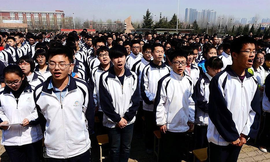 中国校服的百年变迁史，原来校服走过的岁月是这样子的_新浪新闻