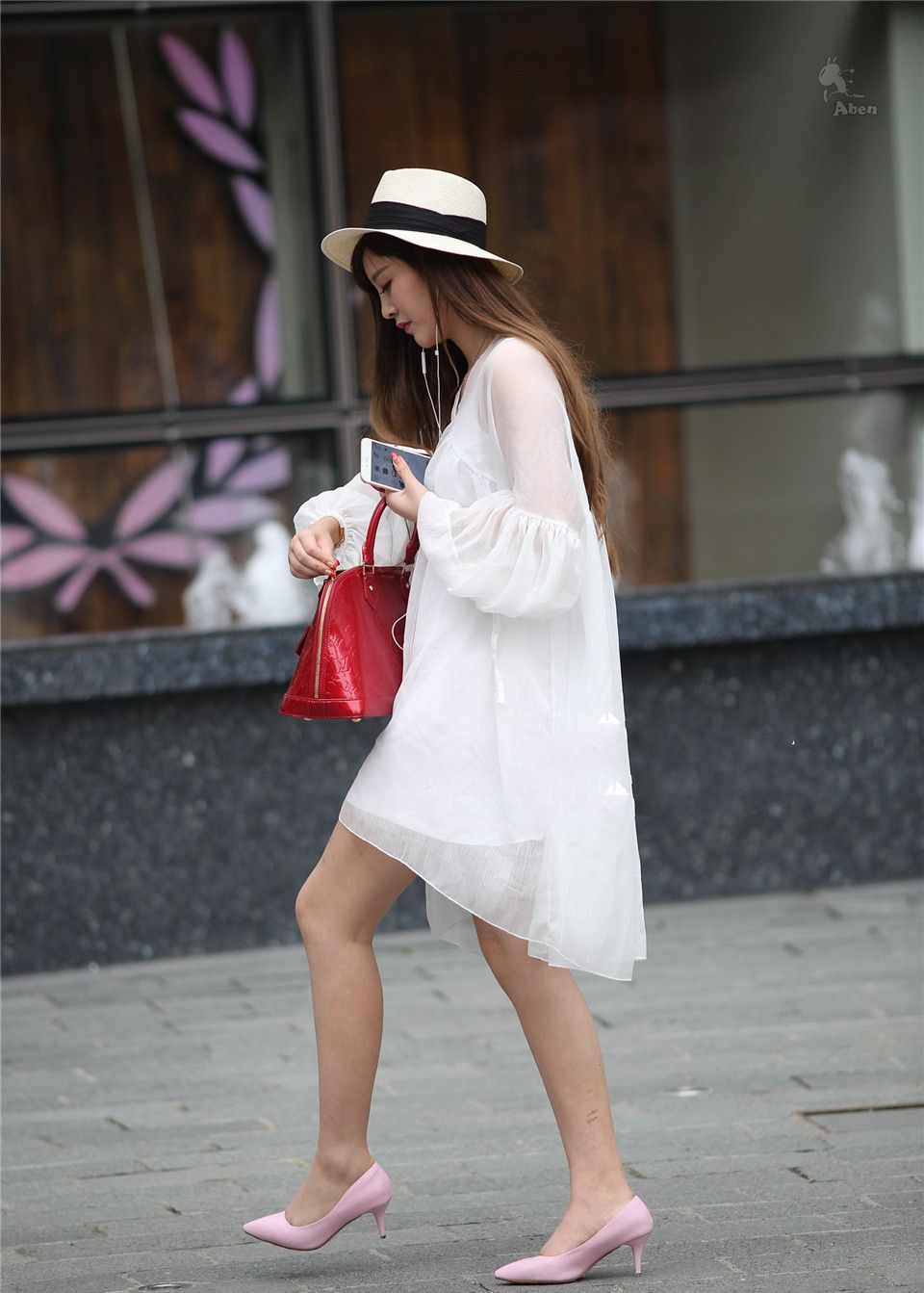 街拍:美女一身白色装扮,肌肤如雪,傲人的上围,藏不住的诱惑!