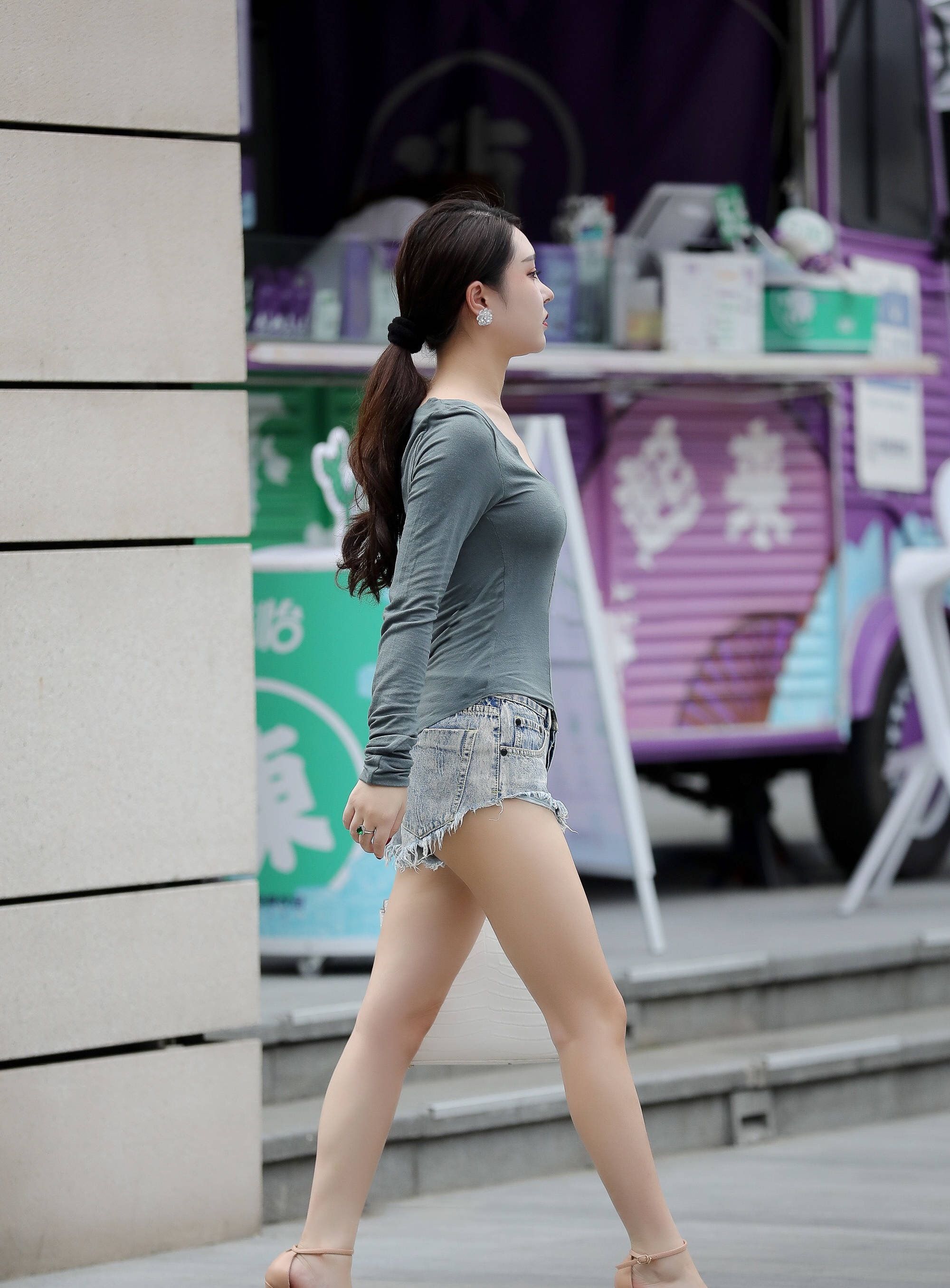 街拍:身材苗条的少女,皮肤非常白皙,修长的双腿十分妩媚