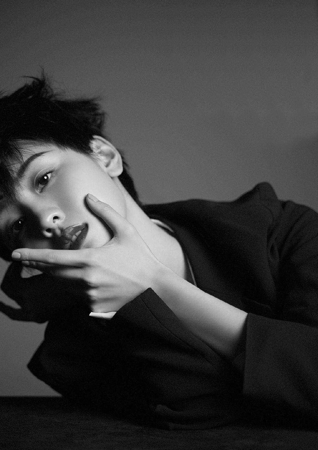 她是"南航清纯校花",今剪短发,穿双排扣衬衣配西装,帅气难挡