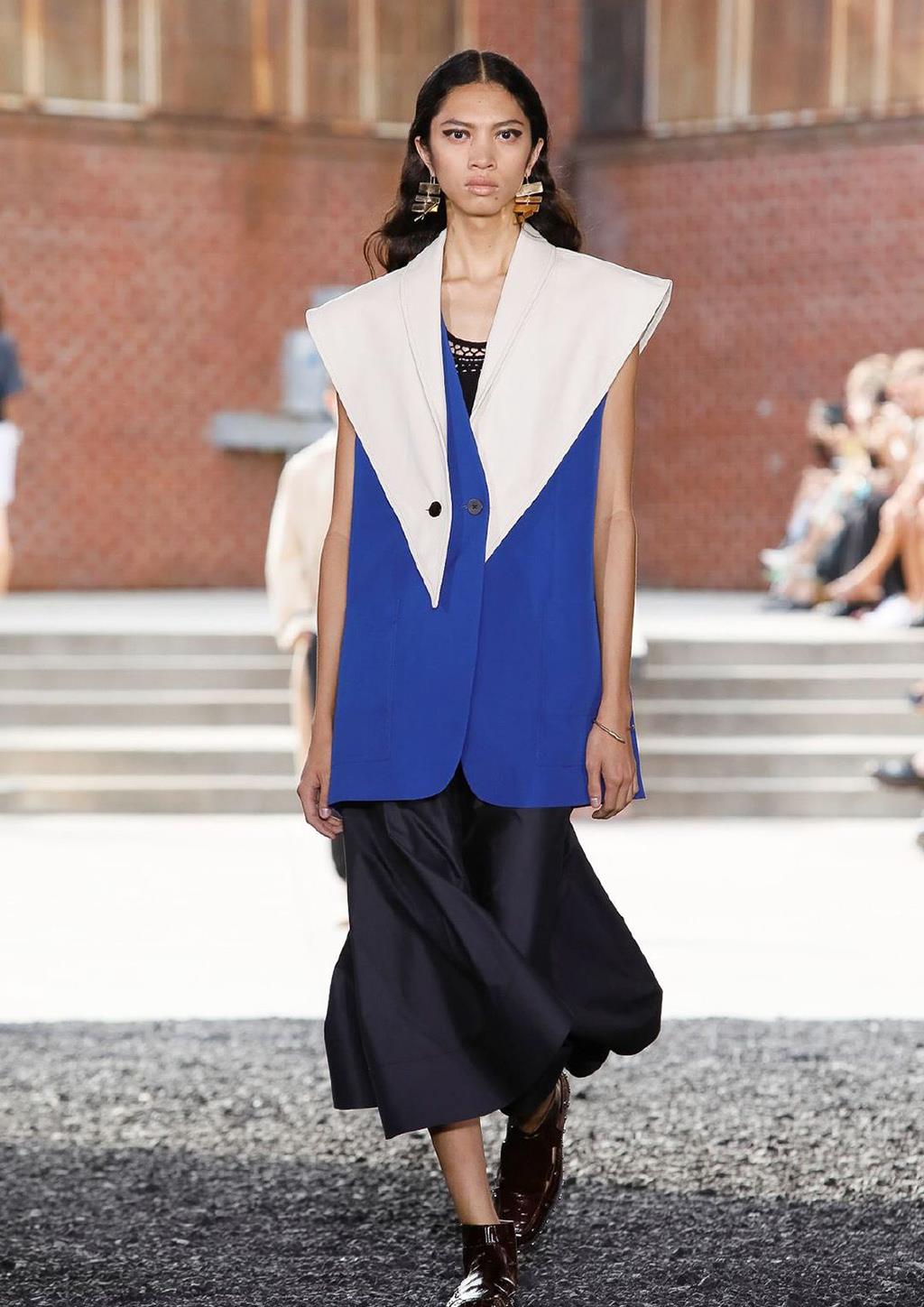 任家萱,任容萱同看秀,演绎超萌身高差,一位性感一位眼神好犀利