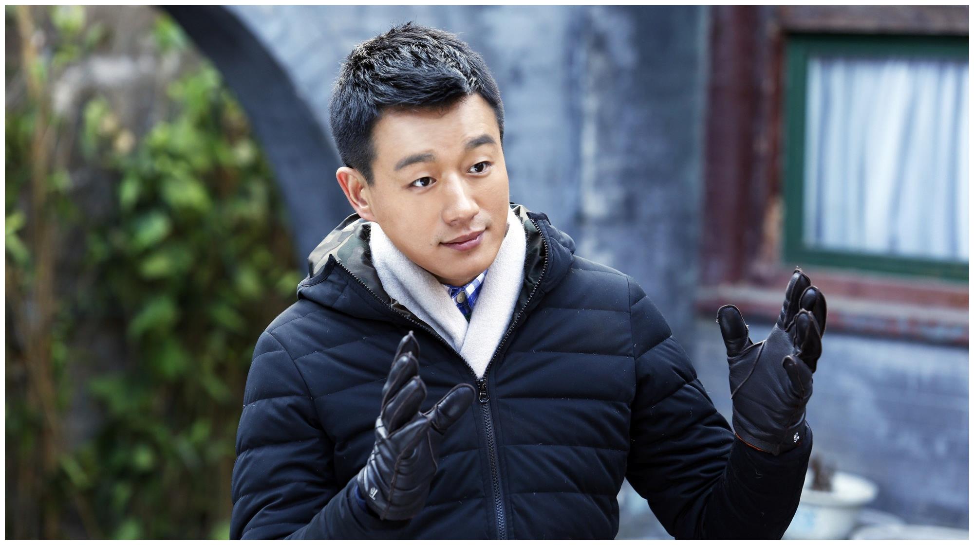 他在成名后娶了自己老师,曾抱着老婆走红毯,结婚11年恩爱如初