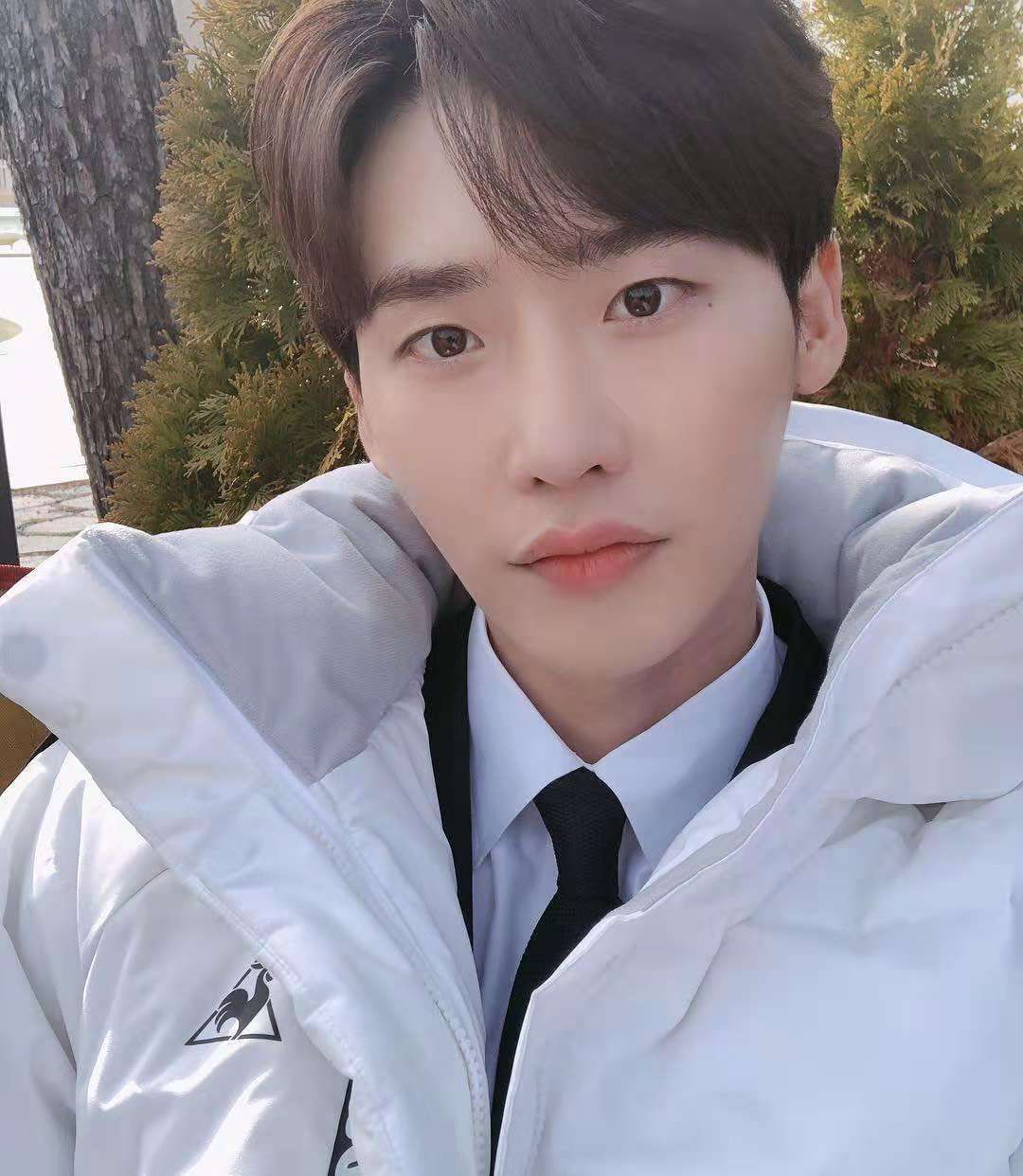 李钟硕的直男自拍了解一下,眼神温柔迷人,收割无数少女心