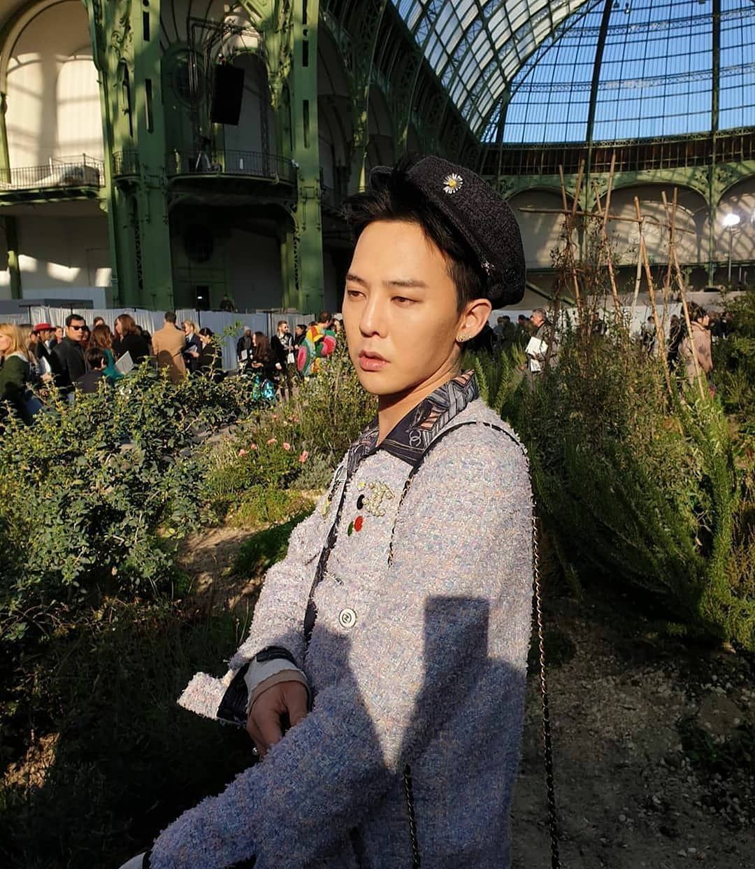 权志龙香奈儿看秀造型公开,轻松完美驾驭女装,时尚界的大佬