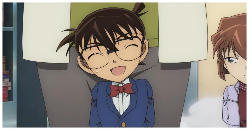 灰原哀看江户川柯南换衣服,这个笑容的意思可能是:活该!