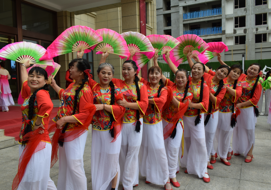 湖北团风美丽乡村妇女,组建村级舞蹈队赴县城,参加广场舞大赛